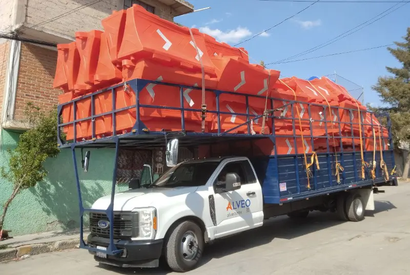 Camioneta de Alveo cargada con Barreras Ray naranjas con reflejantes de flecha