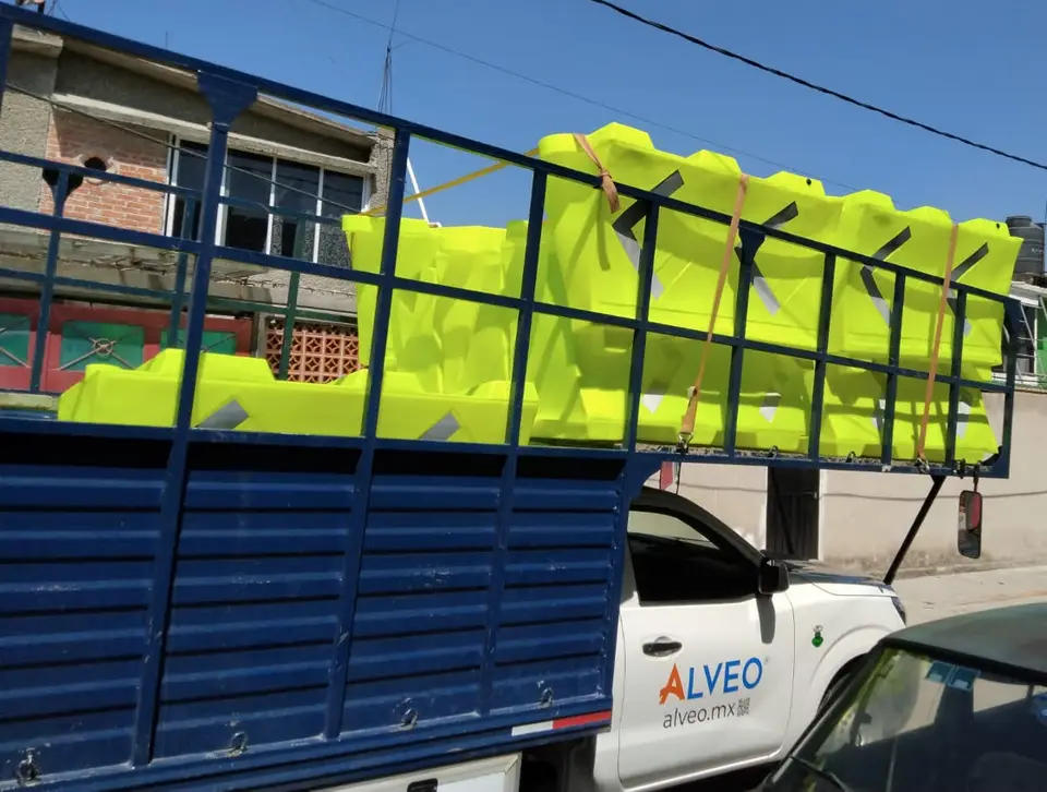 Camioneta de Alveo cargada con Barreras Ray verde limón con reflejantes de flecha