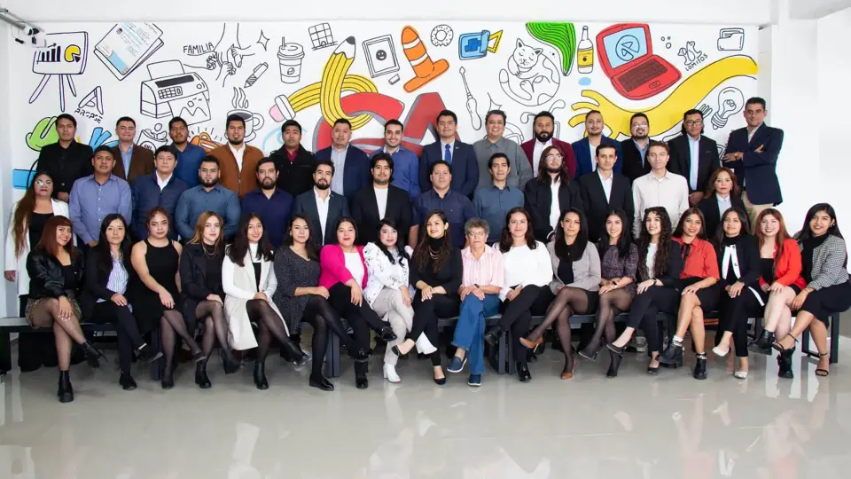 Equipo de Alveo frente a un mural ilustrado